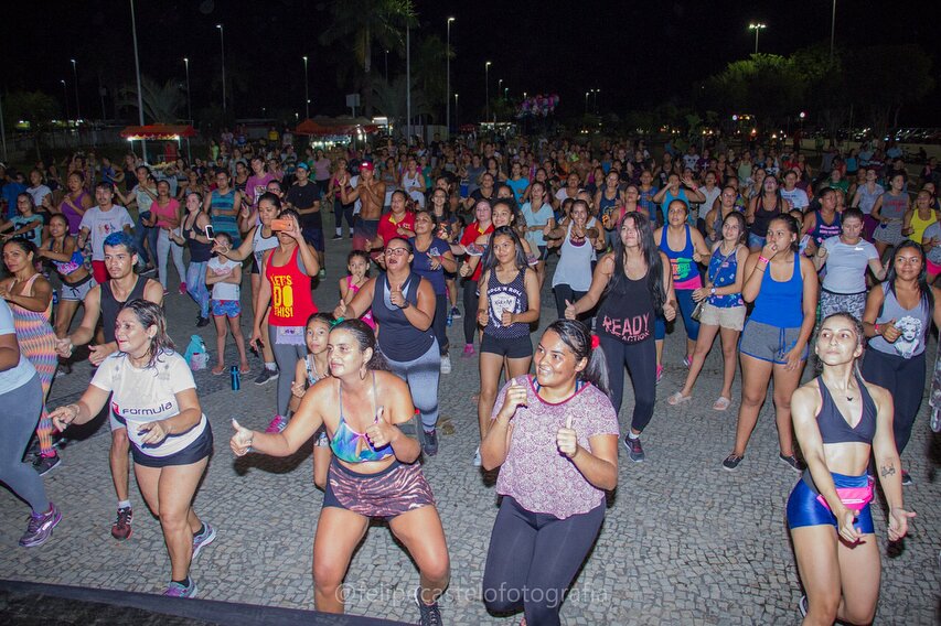 Atores mirins promovem contação de histórias no Largo de São Sebastião