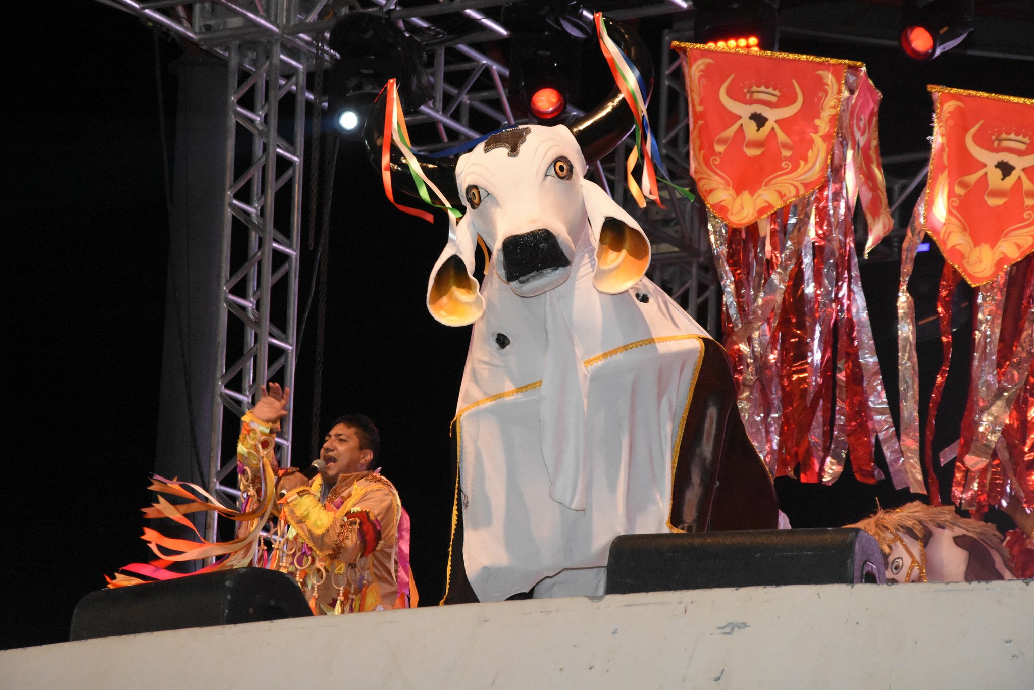 Bois-Bumbás de Manaus se apresentam no Festival Folclórico do Amazonas